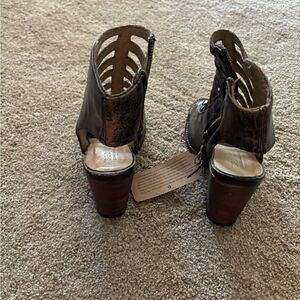Bed Stu brand new leather caged open heeled boots sz 8